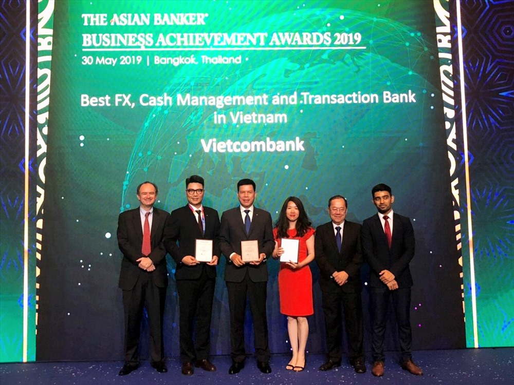 Đại diện Vietcombank, ông Phạm Mạnh Thắng – Phó Tổng Giám đốc (thứ 3 từ trái sang) và bà Phan Khánh Ngọc – Trưởng phòng Quan hệ Công chúng TSC (thứ 3 từ phải sang) nhận giải thưởng do The Asian Banker trao tặng