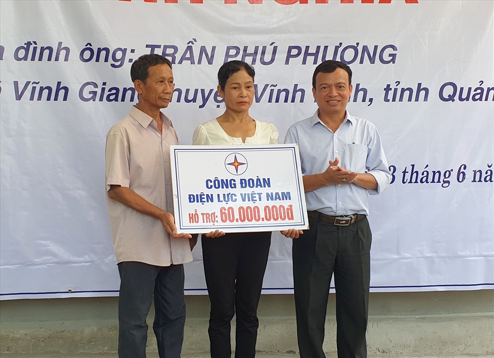 Lãnh đạo Cty Điện lực Quảng Trị trao tượng trưng số tiền 60 triệu đồng của Công đoàn Điện lực Việt Nam cho gia đình anh Phương. Ảnh: Hưng Thơ.