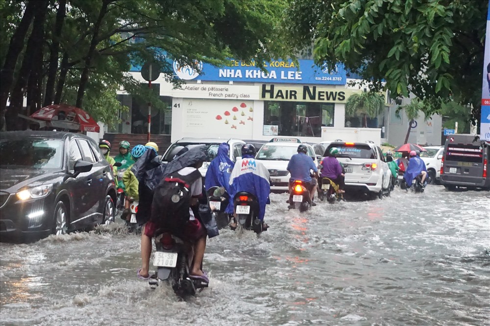 Mỗi khi mưa lớn, đường Quốc Hương lại biến thành sông.