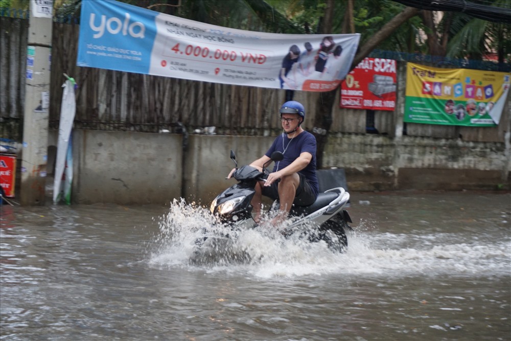 Đường Nguyễn Văn Hưởng cũng bị ảnh hưởng nặng bởi nước ngập.