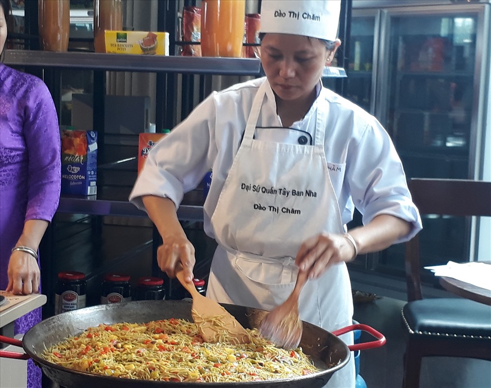 Đầu bếp của sứ quán Tây Ban Nha tại Việt Nam đang chế biến một món tapa. Ảnh: Thanh Hà.