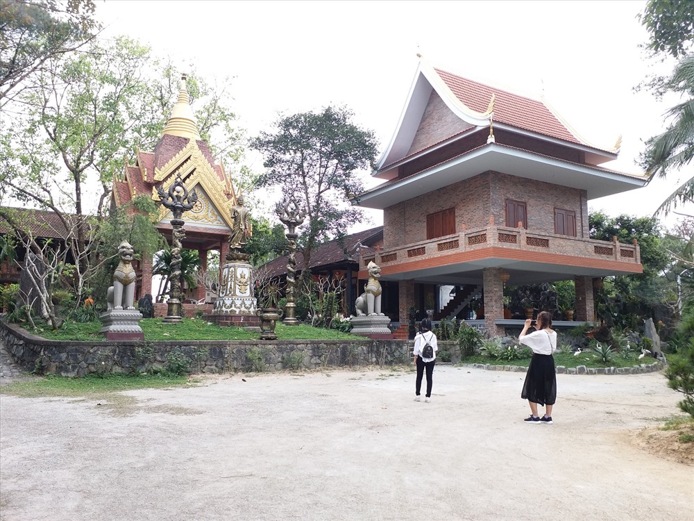 Nhiều bạn trẻ đến chùa để tìm cho mình những phút yên bình và chụp ảnh cùng bạn bè.