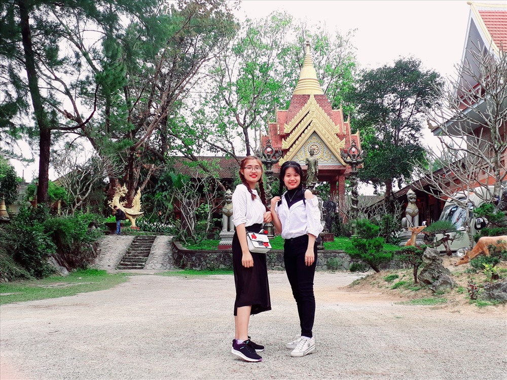 Nhiều bạn trẻ đến chùa để tìm cho mình những phút yên bình và chụp ảnh cùng bạn bè.