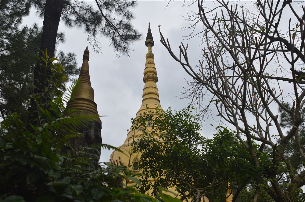 Ngôi bảo tháp màu trắng đỉnh vàng ẩn hiện trên cao, uy nghi mà thanh thoát giữa nền trời.