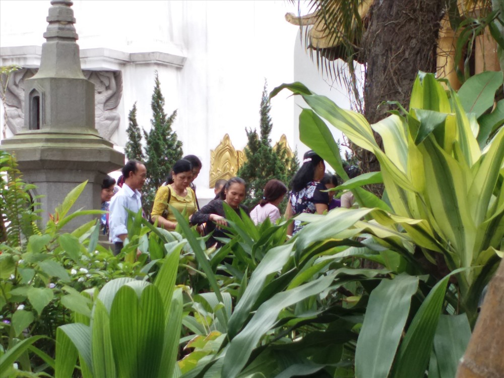 Nhiều người tham quan ngôi chùa này.