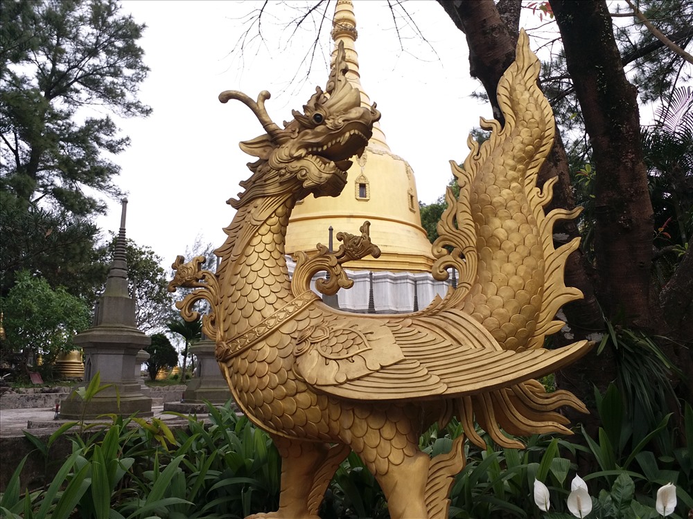Nhiều người tham quan ngôi chùa này.