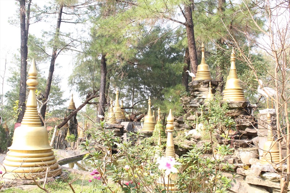 Chùa có khu vườn tháp trông rất đẹp.