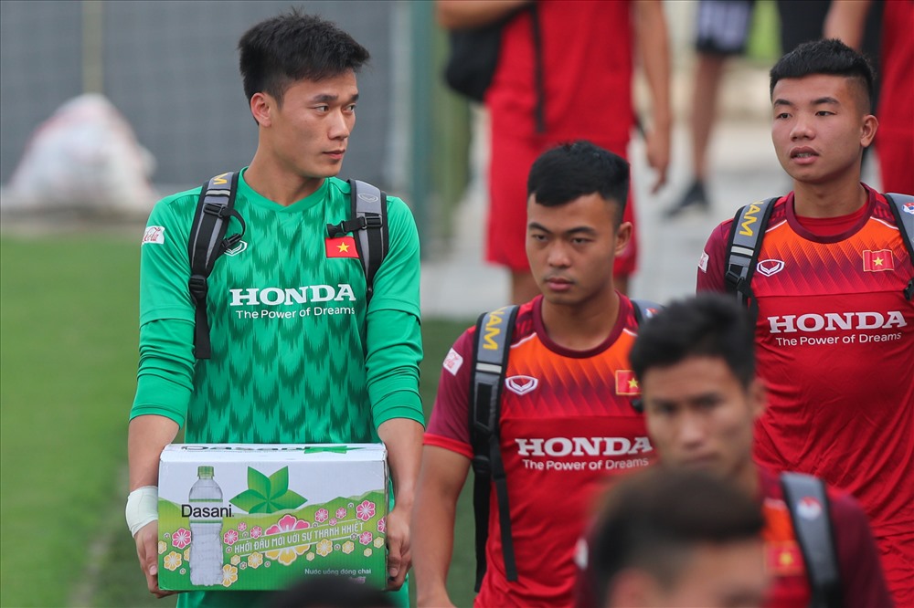 Trong khi đó thủ môn Bùi Tiến Dũng xuất hiện với vẻ ngoài lạnh lùng. Thủ môn của Hà Nội FC xung phong bê nước cho các đồng đội.