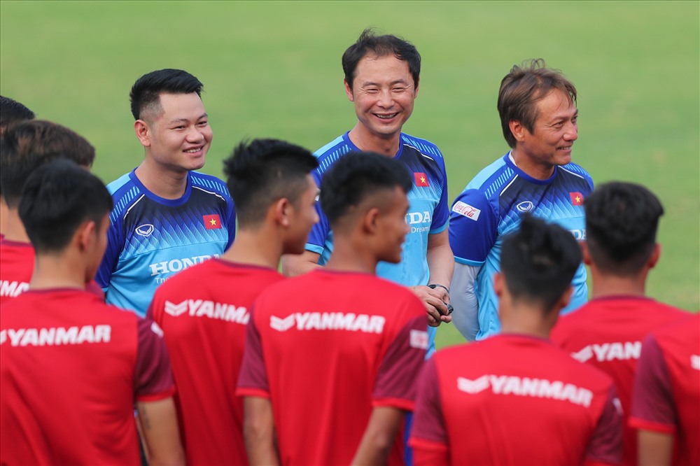 Do HLV Park Hang-seo bận dẫn dắt đội tuyển Việt Nam dự King's Cup 2019, trợ lý HLV Kim Han-yoon được chỉ định dẫn dắt U23 Việt Nam. Chiến lược gia người Hàn Quốc tỏ rõ sự thân thiện khi trao đổi với các học trò.