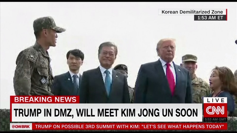 Tổng thống Hàn Quốc và Tổng thống Mỹ đến DMZ. Ảnh: CNN.