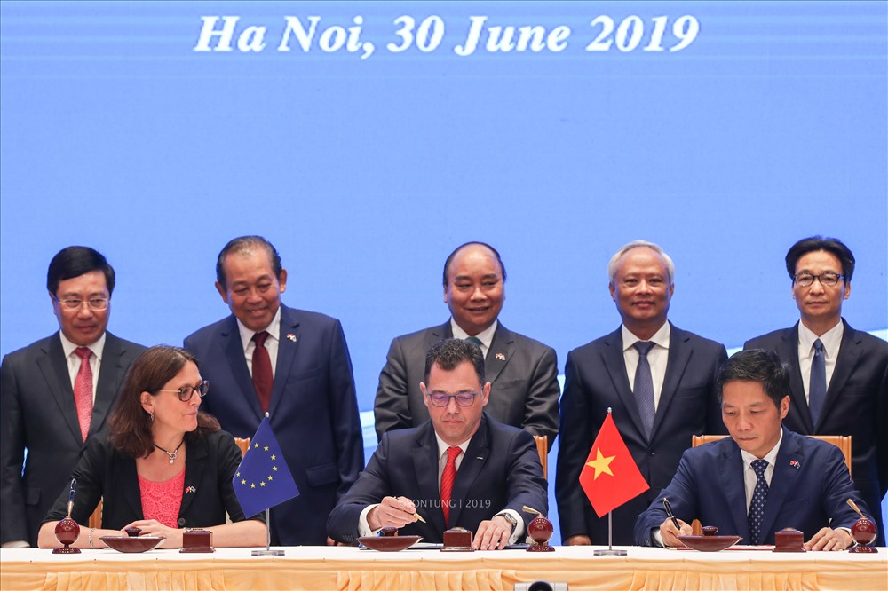 Bộ trưởng Bộ Công Thương Trần Tuấn Anh thay mặt Chính phủ Việt Nam ký kết hiệp định EVFTA. Ảnh: Sơn Tùng