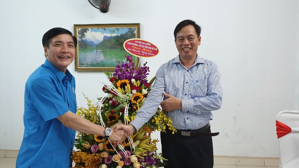 Nhân dịp này, Chủ tịch Tổng LĐLĐVN Bùi Văn Cường đã tặng hoa chúc mừng đồng chí Nguyễn Đăng Quang vừa được bầu làm Phó Bí thư tỉnh ủy khóa 2015 - 2020.