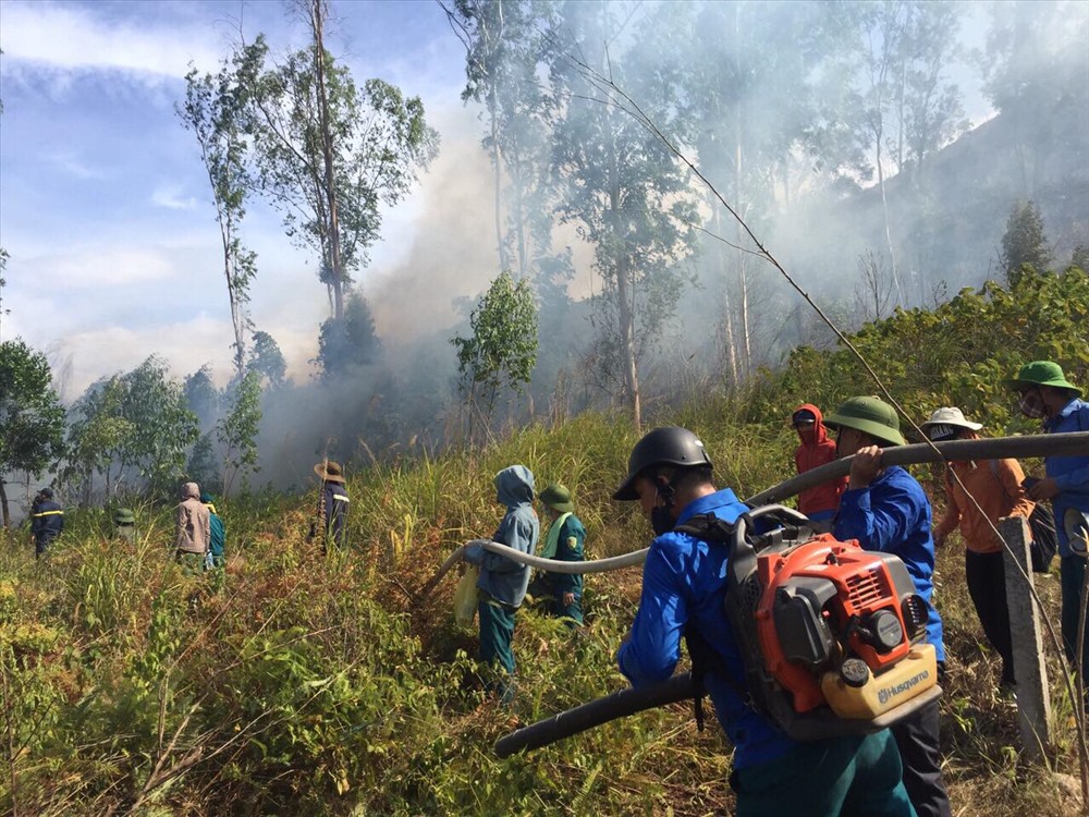 Các lực lượng tham gia chữa cháy rừng tại Nghệ An. Ảnh: PT