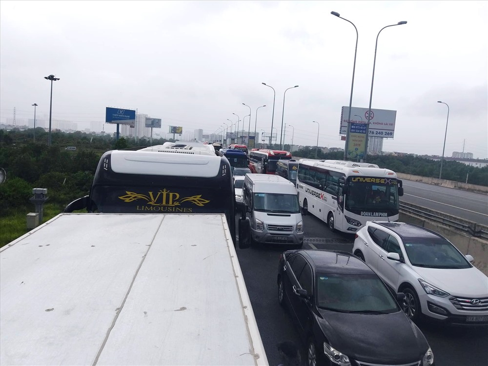 Số lượng xe trên cao tốc TPHCM - Long Thành - Dầu Giây tăng đột biến dịp hè nên kẹt xe ngày càng nhiều hơn.  Ảnh: Tuấn Kiệt
