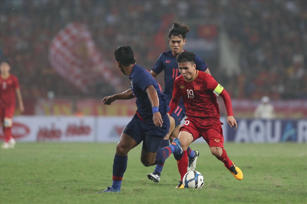 HLV Sirisak Yodyardthai cũng cho biết Quang Hải hay Văn Lâm cũng là 2 cái tên đáng chú ý trong đội hình ĐT Việt Nam ở King's Cup 2019. Ảnh: S.T