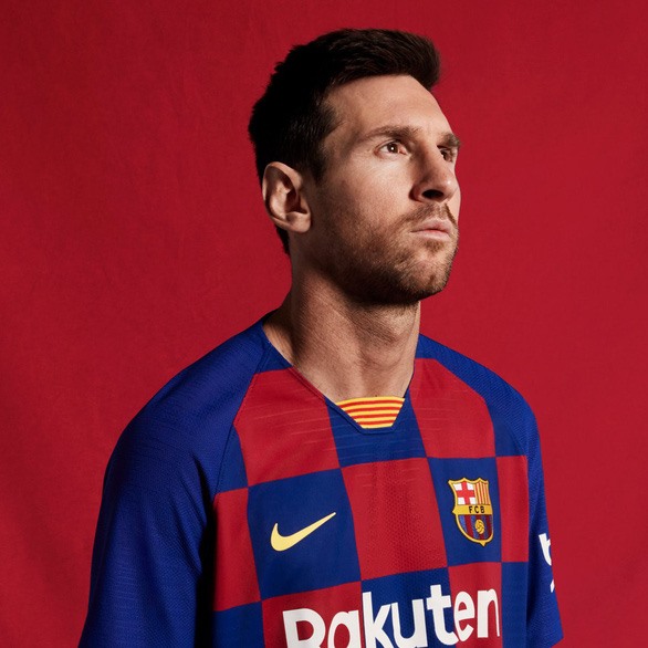 Tiền đạo Lionel Messi chụp hình với chiếc áo đấu mới của Barcelona - Ảnh: Twitter