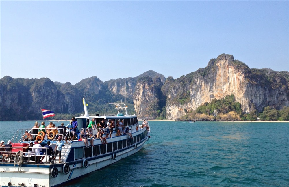 Du khách di chuyển bằng thuyền để đến với thiên đường biển đảo Koh Lanta.