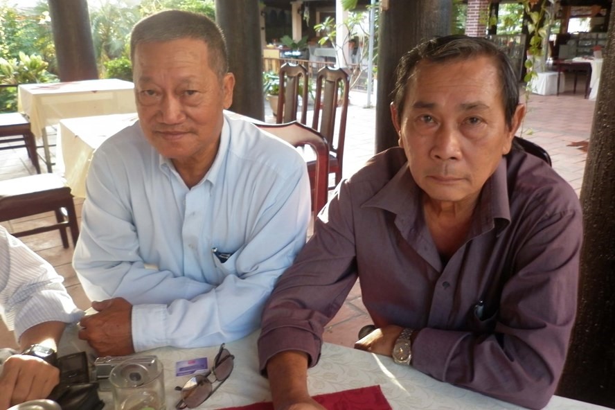 Ông Trần Trinh Đức (áo màu) con trai Công tử Bạc Liêu và ông Phan Kim Khánh, cháu gọi Công tử Bạc Liêu bằng cậu kể lại câu chuyện của gia đình mình (ảnh Nhật Hồ)