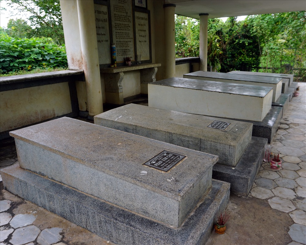 Khu mộ của gia tộc Trần Trinh hiện ở thị trấn Châu Hưng, huyện Vĩnh Lợi, Bạc Liêu (ảnh Nhật Hồ)