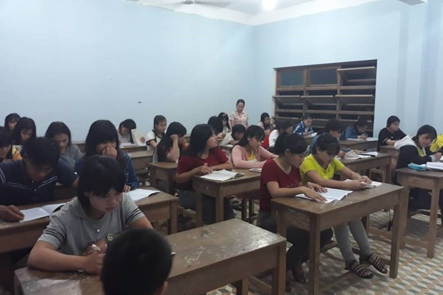 Một lớp học ban đêm của thầy trò trường THPT Nam Trà My (Quảng Nam). Ảnh: Đ.V