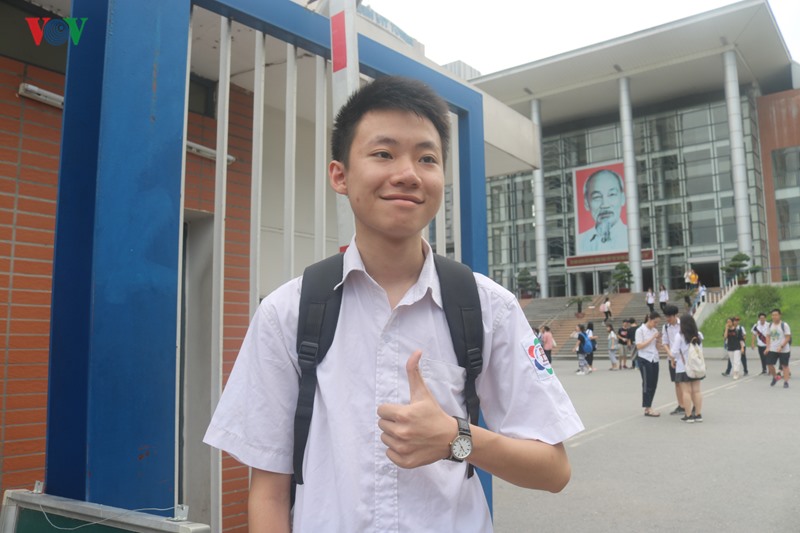 Em Trần Đức Minh, trường THCS Thành Công cho biết một số phần các bạn phải học chuyên sâu về Anh rồi thì mới làm bài được. Ảnh: VOV