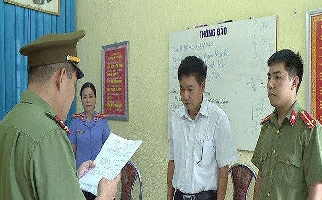 Phó GĐ Sở SD&ĐT Sơn La nghe thông báo của cơ quan chức năng.