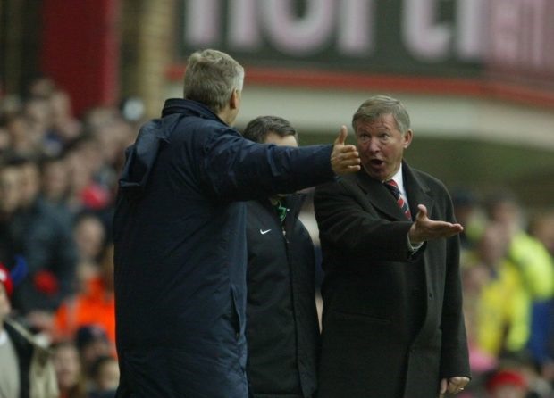 “Giáo sư” Wenger và Sir Alex tại mùa giải 2003-04. Ảnh: Times Newspapers.