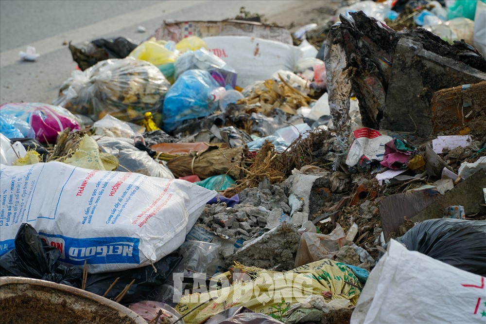 Những đống rác thải không chỉ gây mất mỹ quan đô thị mà còn tiềm ẩn nguy cơ gây mất an toàn cho người tham gia giao thông.