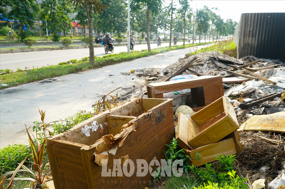 Đủi mọi loại rác thải tập trung tại đây, từ chai lọ, túi nilong đến bàn ghế hỏng,..