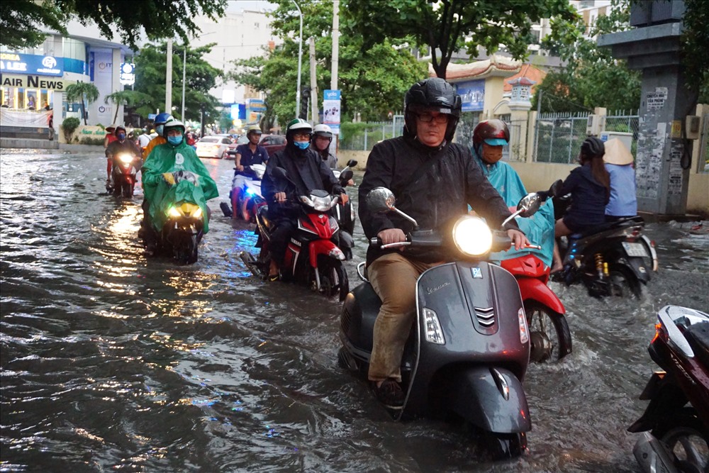 Khoảng 16h45 chiều 4.6,, mưa lớn khiến một số tuyến đường như Quốc Hương, Tống Hữu Định, số 41, số 65 (phường Thảo Điền, quận 2) ngập sâu. Đây là những điểm ngập thường xuyên mỗi khi mùa mưa tới.
