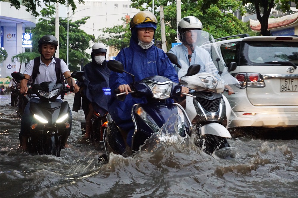Anh Phạm Văn Chính (P.Thảo Điền) cho biết cứ mỗi trận mưa xuống, đường Quốc Hương lại chìm sâu trong nước, ngập như sông.