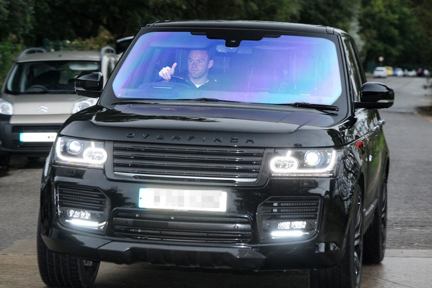 Cựu ngôi sao của CLB Manchester United Wayne Rooney lái một chiếc Range Rover. Ảnh: Carbuzz.