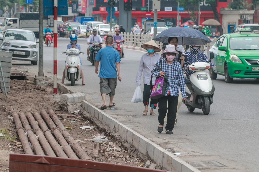 Theo bà Nguyễn Thị Phương, nhiều ngày nay đất cát dàn ra ngổn ngang, vật liệu công trình chất thành đống trên đoạn vỉa hè. Việc này khiến người đi bộ phải xuống lòng đường mặc cho xe cộ đông đúc.