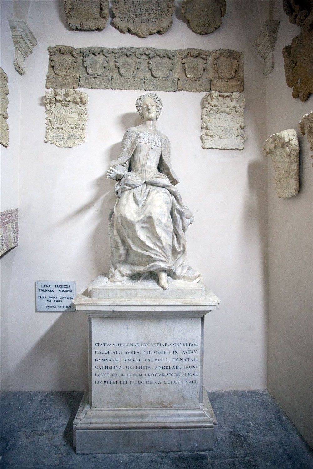 Bức tượng của Elena Cornaro Piscopia tại Palazzo Bo