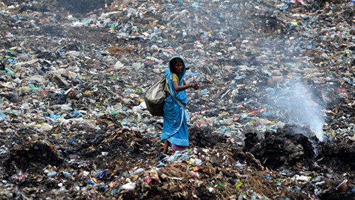 Một phụ nữ nhặt rác ở bãi rác thị xã Dimapur, bang Nagaland, Ấn Độ. Ảnh: STRDEL