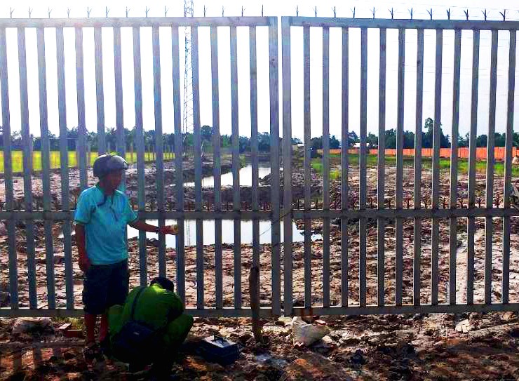 Hố sâu phía sau cổng rào này là nơi 3 trẻ đã đuối nước. Ảnh: PV