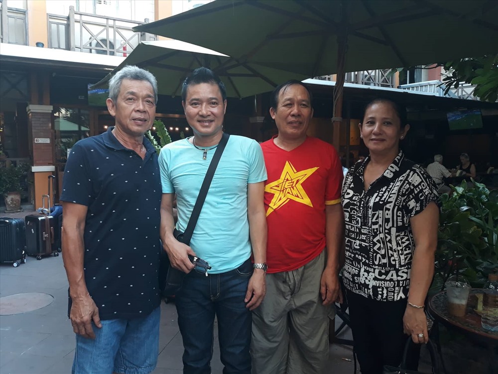 Cựu danh thủ Nguyễn Hồng Sơn và bố mẹ tiền vệ Hồng Duy cùng đến Thái Lan cổ vũ cho thầy trò HLV Park Hang-seo. Ảnh: Q.V
