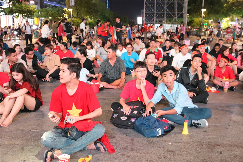 Càng về tối, lượng người hâm mộ tại phố đi bộ Nguyễn Huệ càng đông.