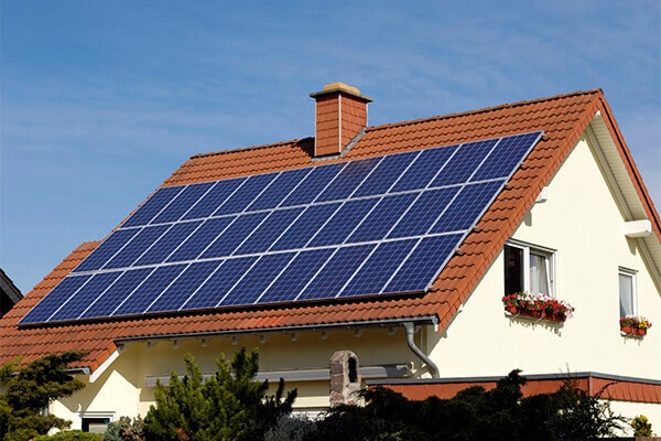 Hệ thống pin năng lượng mặt trời lắp trên mái nhà - Ảnh minh họa