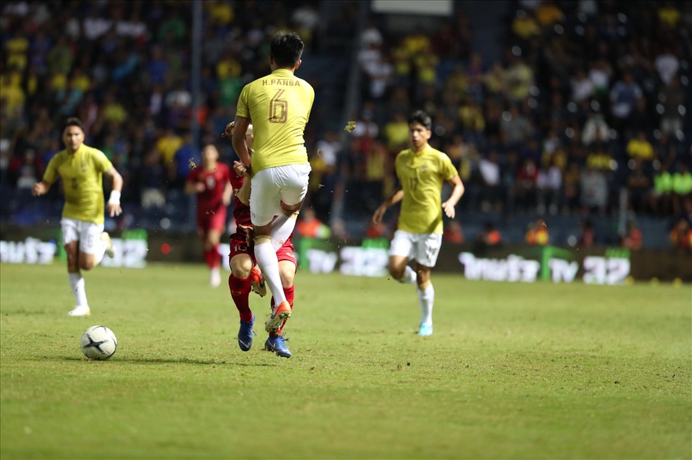 Tình huống bỏ bóng đá người của hậu vệ Thái Lan đối với Công Phượng, cho thấy sự bất lực của Thái Lan trước lối chơi của ĐT Việt Nam. Ảnh: Đ.Đ