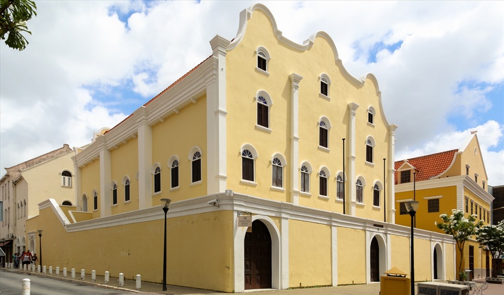 1. Ghé thăm giáo đường lâu đời nhất ở Châu Mỹ: Giáo đường Do Thái Mikvé Israel-Emanuel ở Willemstad, Curacao là giáo đường lâu đời nhất của Châu Mỹ, được sử dụng từ năm 1732. Ảnh: Snoa