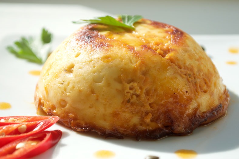 3. Thưởng thức món ăn độc đáo: Món ăn chính của Curacao là keshi yena - phô mai nhồi thịt (thường là thịt gà), ô liu, nụ bạch hoa, hành tây và mận khô.