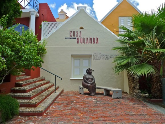 5. Xem hiện vật châu Phi tại Bảo tàng Kura Hulanda: Bảo tàng Kurá Hulanda có bộ sưu tập hiện vật châu Phi toàn diện nhất ở vùng biển Caribbean. Đây cũng là nơi trưng bày chi tiết về buôn bán nô lệ xuyên Đại Tây Dương, giải thích vai trò của Curaçao là một vị trí đắc địa nơi các doanh nhân Hà Lan bán và vận chuyển người châu Phi nô lệ đến các vùng khác của Caribbean và Mỹ.
