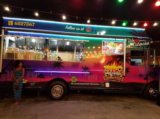 4. Mua thức ăn từ xe tải : Khoảng 9 giờ tối, những chiếc xe tải bán thực phẩm xuất hiện ở khu vực Caracasbaai gần Willemstad cùng với các loại thịt nướng được tẩm ướp hoàn hảo - từ sườn đến bánh sandwich nhồi. Ảnh: BBQ Express Photo