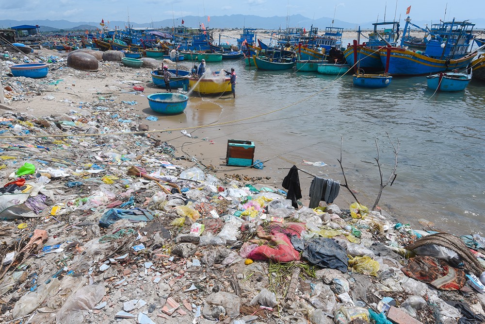 Cảnh rác thải nhựa tại bến tàu Bình Thuận. Ảnh: Nguyễn Việt Hùng.