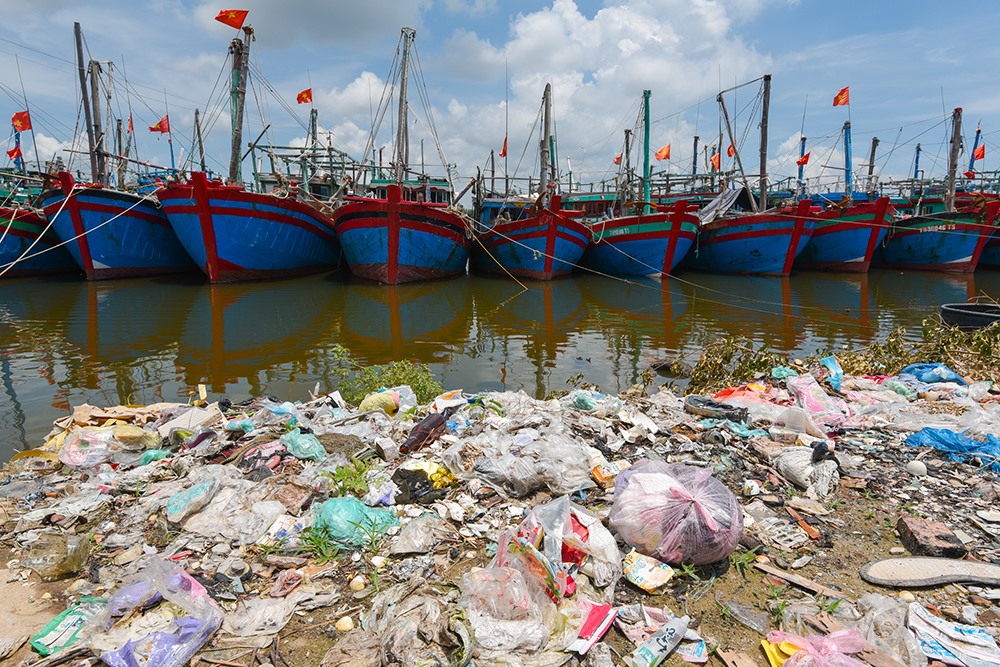 Một bãi rác ở cảng cá Thanh Hóa. Ảnh: Lê Mạnh Hùng.