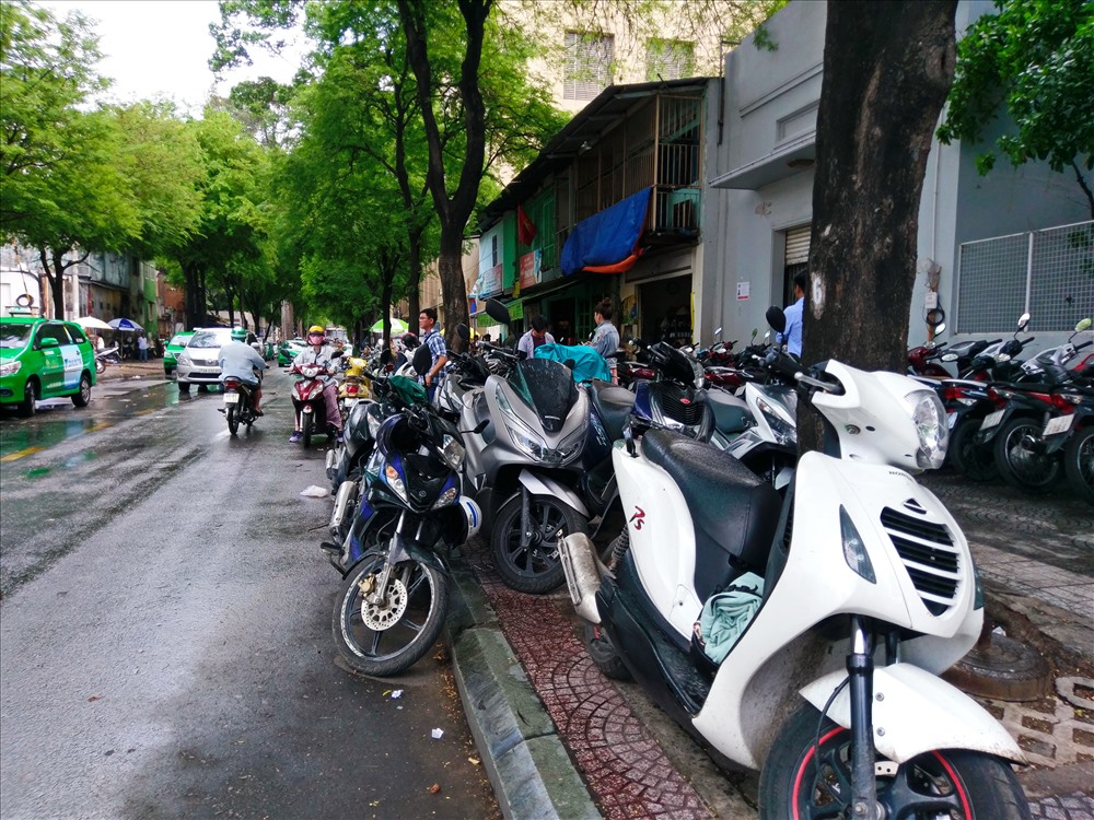 Một điểm giữ xe máy ngang nhiên chiếm cả lòng đường và vỉa hè đường Nguyễn Du (P.Bến Nghé, quận 1).