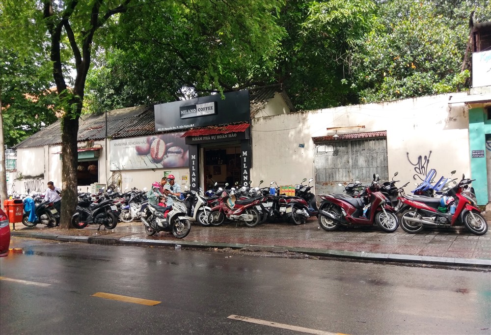 Điểm giữ xe máy tự phát trên vỉa hè đường Nguyễn Du (gần bệnh viện Nhi đồng 2).