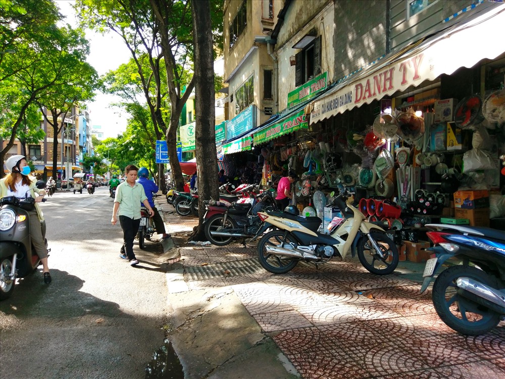 Nhiều cửa hàng tại đây chiếm vỉa hè để bày bán hàng hóa, để xe máy chiếm vỉa hè. Người đi bộ phải đi dưới lòng đường.