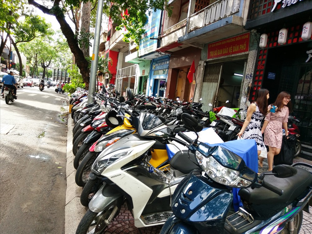 Xe máy ngang nhiên chiếm trọn vỉa hè đường Ngô Đức Kế, ngay trước trụ sở ban bảo vệ dân phố (P.Bến Nghé, quận 1).
